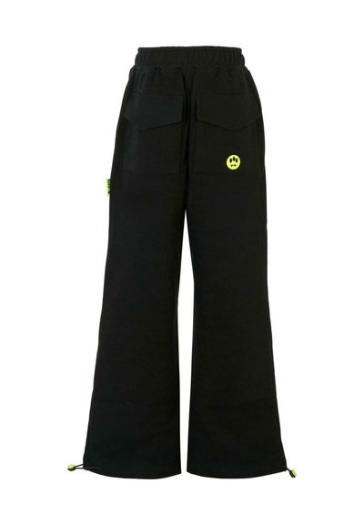 I pantaloni neri a gamba larga presentano una vita elastica, due ampie tasche applicate e un logo sorriso giallo brillante sul retro, con orli regolabili.