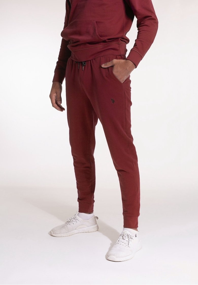 Bordeaux hoodie med framficka och matchande tapered joggers, med elastisk midja och sidfickor, kombinerad med lätta sneakers.