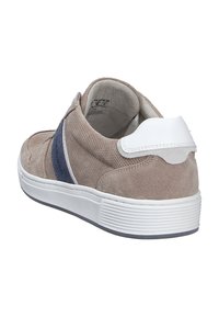 Baskets en daim beige avec accents blancs et bleu marine. Forme arrondie, panneaux texturés et semelle en caoutchouc. Design minimaliste avec un style discret.