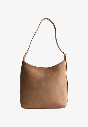 Sac épaule en daim marron avec une seule lanière réglable et un design minimaliste, présenté sur un fond blanc.