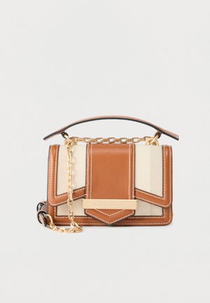 Bolso bandolera pequeño rectangular de cuero beige y marrón con correa de cadena dorada y detalle de costuras en la solapa frontal.