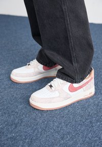 AIR FORCE 1 '07 LV8 UNISEX - Sneakers - summit white/canyon rust/sail