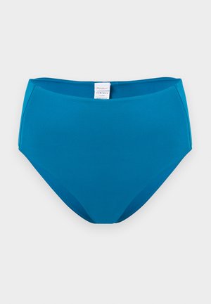 Blauwe naadloze bikini onderkant met een hoge taille en een wit merkembleem aan de achterkant van de tailleband, plat gelegd op een witte achtergrond.