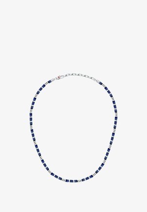 Perline rettangolari blu con accenti metallici formano una collana, caratterizzata da una catenella argento e da una chiusura sicura.