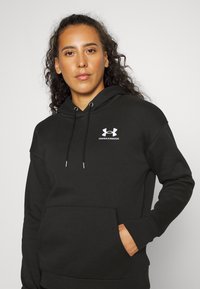 Under Armour ESSENTIAL HOODIE - Felpa con cappuccio - black