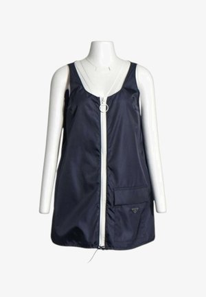 Ärmelloses marineblaues Kleid mit weißem Reißverschluss vorne und Tasche auf der rechten Seite, auf weißem Schaufensterpuppen-Torso vor weißem Hintergrund gezeigt.