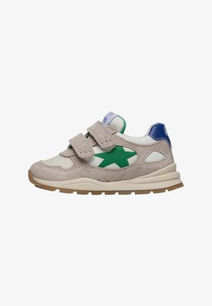 Sneaker con parte superiore in suede grigio chiaro, dettaglio a stella verde, sezioni in mesh, accenti blu e doppie cinghie in velcro. Suola in gomma con motivo testurizzato.
