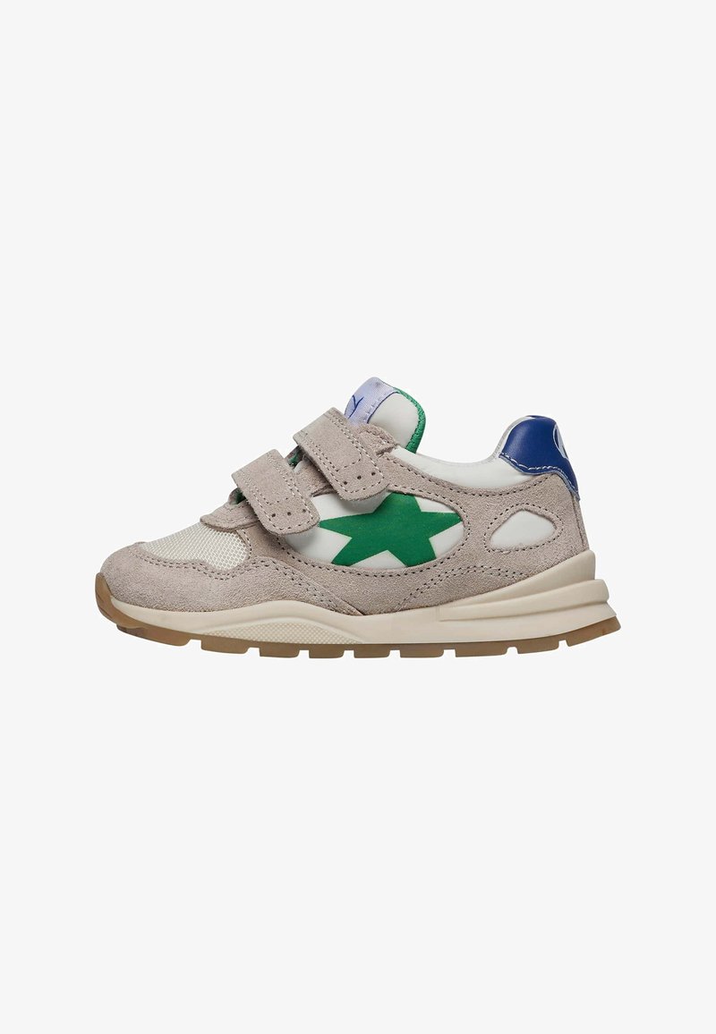 Baskets avec une tige en suede gris clair, détail étoile verte, sections en mesh, accents bleus et doubles sangles Velcro. Semelle en caoutchouc avec un motif texturé.