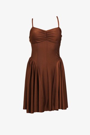 Vestido de verão castanho com alças finas, corpete franzido e saia plissada. Feito de um tecido suave, com cintura ajustada e hem círculo.