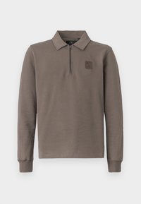 Langermet brun polo skjorte med kvart glidelås og et lite merkelogo på venstre bryst, vist på en hvit bakgrunn.