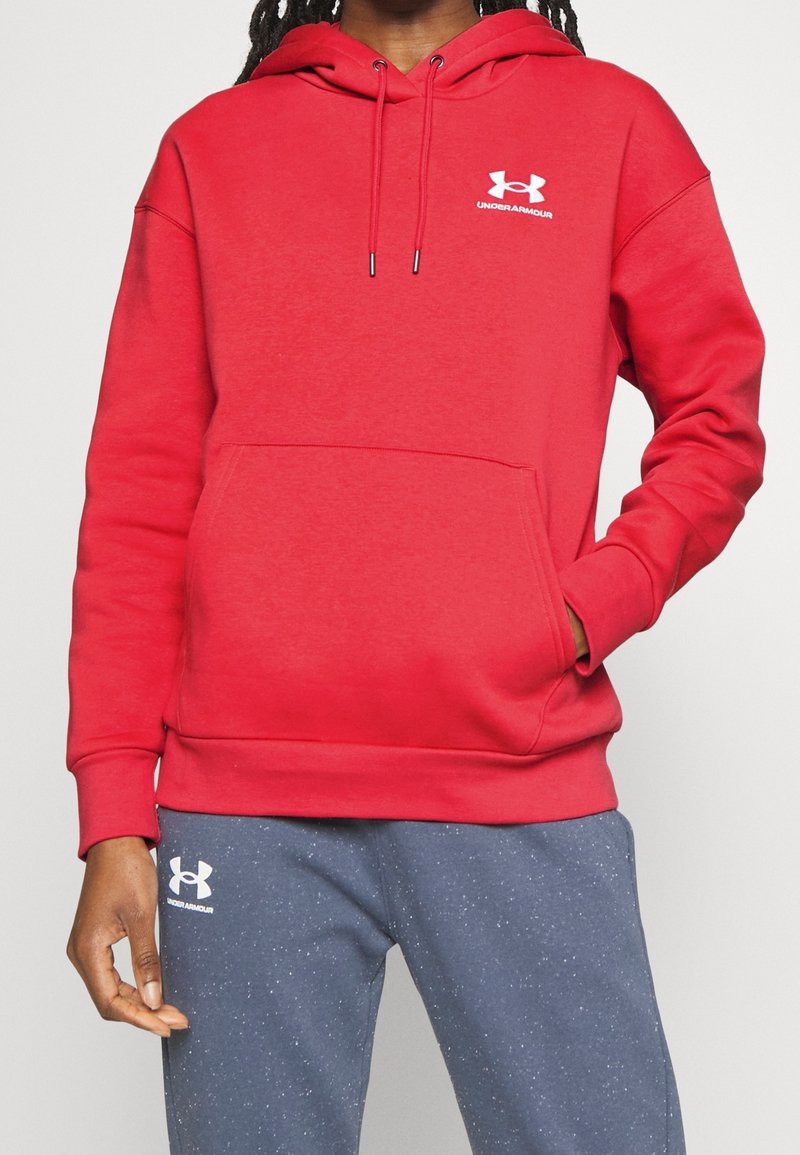 Rote Kapuzenpullover aus weichem Material, mit einer Fronttasche, Zugbändern und einem weißen Under Armour-Logo auf der Brust.