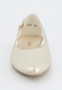 Plochý, mandlový model boty v metalické zlaté kůži s malou boční sponou. Vybaveno prořezávanými detaily po stranách a hladkým, lesklým povrchem.