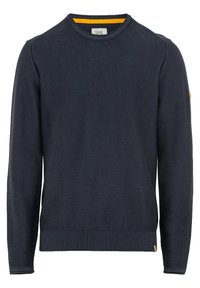 Pull en maille bleu marine avec une texture côtelée, col rond et col intérieur jaune contrastant. Comprend un écusson sur la manche gauche.