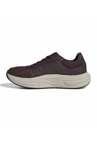Basket en cuir marron foncé avec semelle épaisse beige, fermeture à lacets à l'avant et col rembourré à la cheville, vue de profil sur fond blanc.