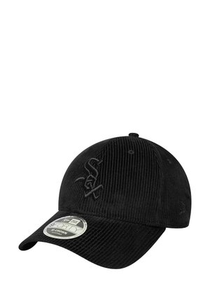 Cappello di velluto a coste nero con visiera curva, caratterizzato da un logo ricamato sulla parte frontale. Include un adesivo con la taglia sulla visiera.