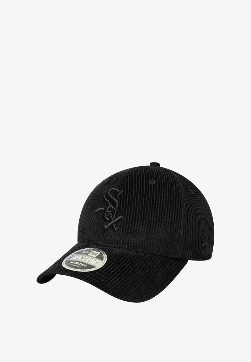 Gorra de béisbol de pana negra con el logo bordado "Sox" y correa ajustable, que presenta un visera curvada y una pegatina New Era 9FORTY.