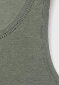 Oliven grøn tanktop lavet af blødt, textured stof. Har en bred scoop-halsudskæring og smal syning langs kanterne.