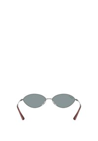 Sluneční brýle s oválnými šedými skly, tenkými stříbrnými kovovými obrubami a dřevěnými stranami. Vyznačují se minimalistickým designem a decentními detaily.
