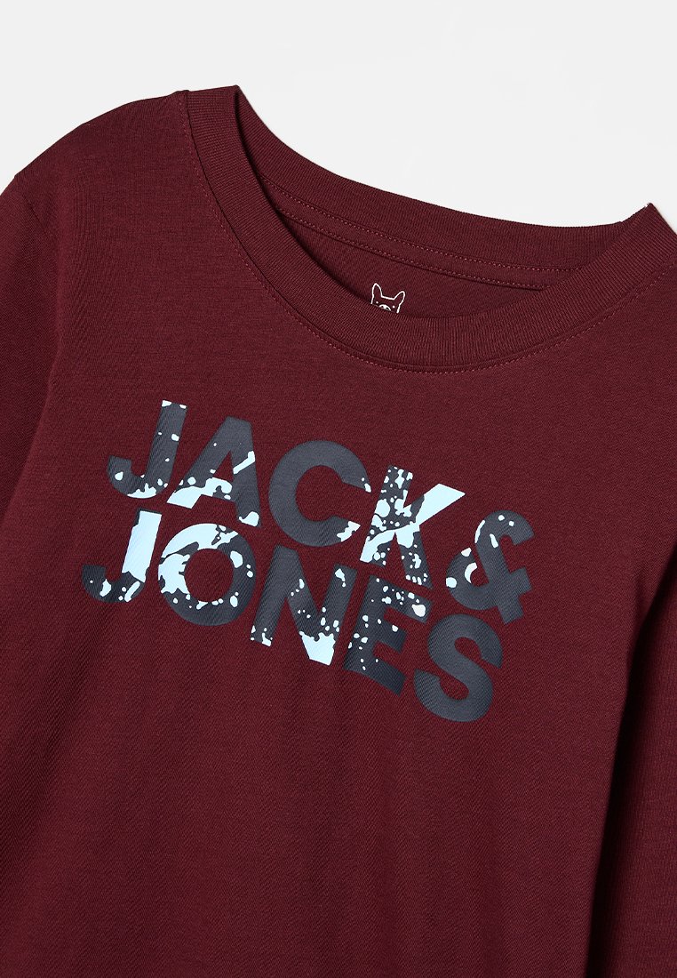 Sudadera de cuello redondo en color burdeos con gran texto en blanco y negro moteado "JACK & JONES" impreso en el pecho.