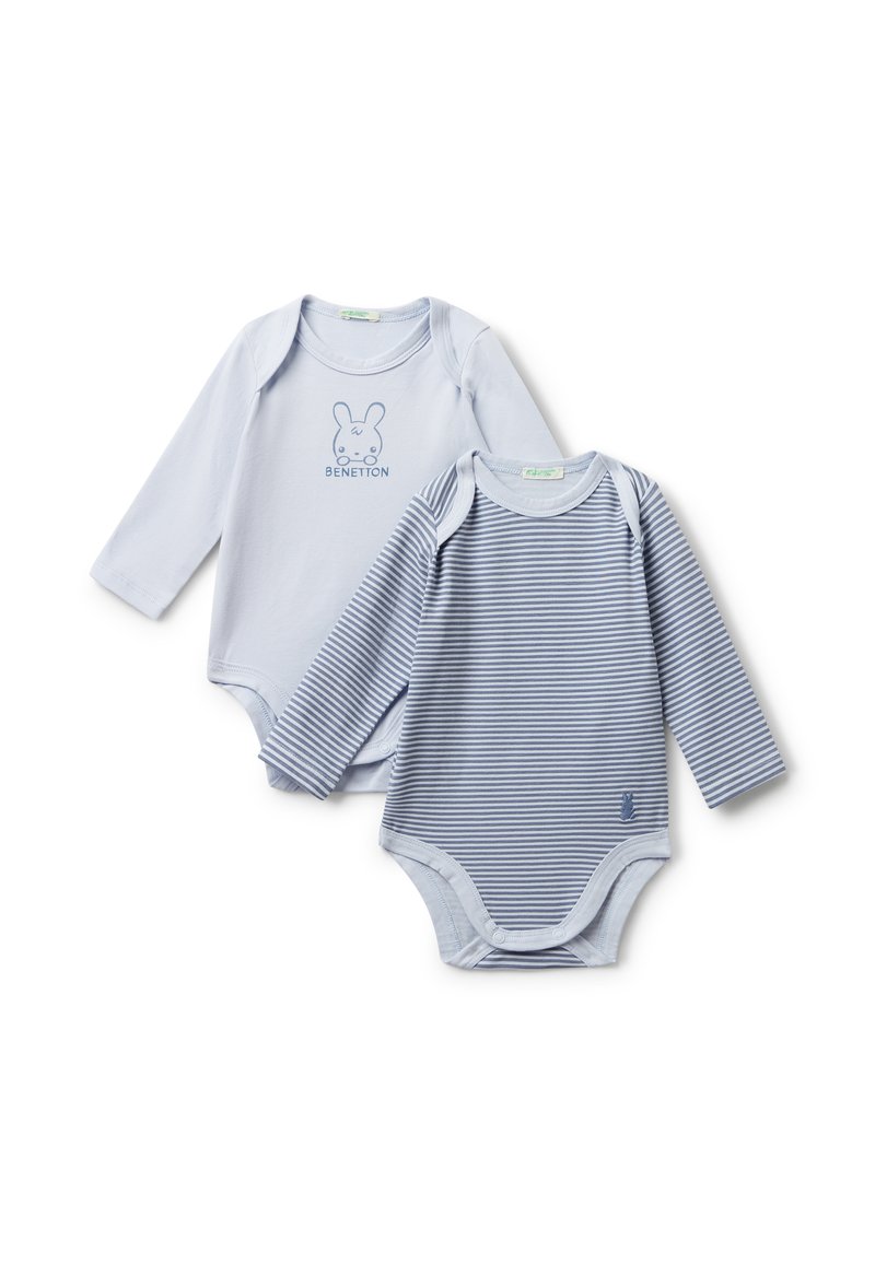 Dvě dlouhé dětské body, jedno jednobarevné světle modré s grafikou králíčka a textem "Benetton", druhé modro-bíle pruhované s malým detailem králíčka.