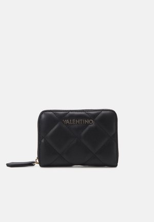 Czarny pikowany skórzany portfel z złotym zamkiem błyskawicznym i logo Valentino na środku przedniej strony na białym tle.