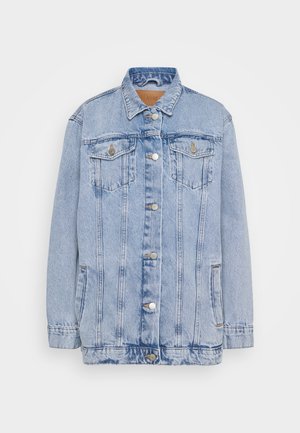 Jachetă din denim albastru deschis cu închidere prin butoni, două buzunare pe piept și decolorare subtilă. Are un guler clasic și o croială lejeră.