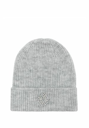 Szary dziany czapka beanie z prążkowaną teksturą i złożonym brzegiem. Posiada dekoracyjny srebrny emblemat na środku brzegu.