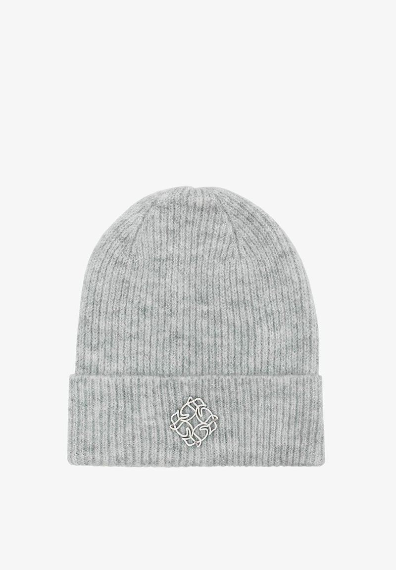 Szary dziany czapka beanie z prążkowaną teksturą i złożonym brzegiem. Posiada dekoracyjny srebrny emblemat na środku brzegu.