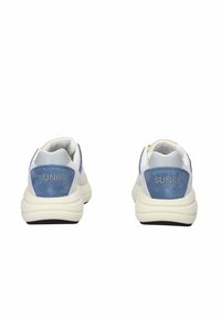 Sneakers caratterizzati da un mix di materiali tessili e scamosciati in bianco, azzurro chiaro e beige, con una suola spessa di colore crema e il logo 'SUN68'.