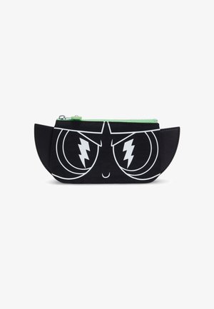 Astuccio nero con un grande volto di cartone animato bianco e occhi a saetta. Zip verde nella parte superiore; materiale morbido e liscio; bordi arrotondati.
