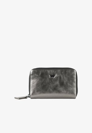 Metallisch graue Lederbörse mit glatter Textur, Reißverschluss und kleinem eingeprägten Logo. Kompaktes, rechteckiges Design mit abgerundeten Kanten.