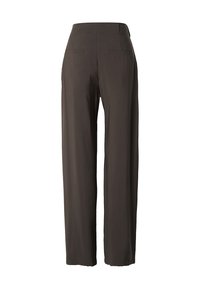 Pantalon marron taille haute, jambes droites, avec poches arrière et ceinture lisse, vu de dos sur fond blanc.