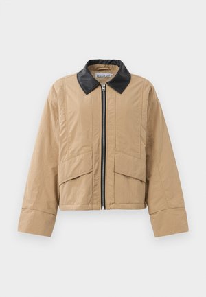 Beige cropped jack met een gestructureerde stof, voorzien van een zwarte neplederen kraag, een ritssluiting aan de voorkant en twee grote voorzakken.