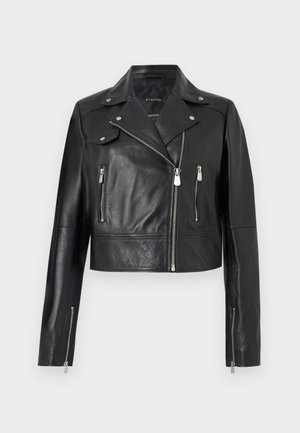 Μαύρο κοντό δερμάτινο μπουφάν μοτοσικλετιστή με ασημένιες λεπτομέρειες φερμουάρ στις μπροστινές τσέπες, ασύμμετρο φερμουάρ μπροστά και μανσέτες στα μανίκια.