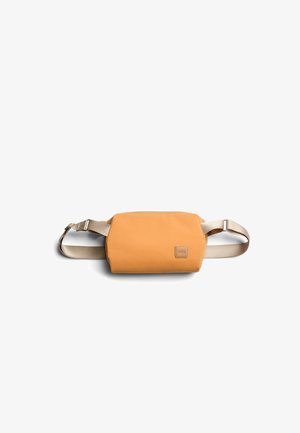 Petite sacoche de taille orange avec une sangle beige réglable et une fermeture éclair, conçue pour transporter l'essentiel tout en gardant les mains libres.