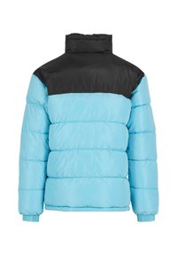 Giacca imbottita con corpo azzurro chiaro e sezioni superiori nere. Presenta un collo alto e polsini elasticizzati per un look attillato. Tessuto morbido.