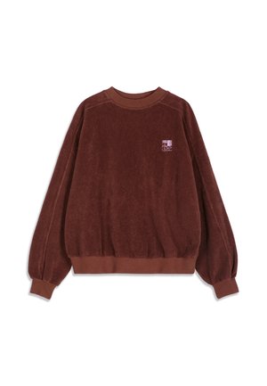 Sudadera marrón de manga larga con cuello redondo, tela texturizada, puños y dobladillo acanalados, y un pequeño logo rosa claro en la parte superior izquierda del pecho.
