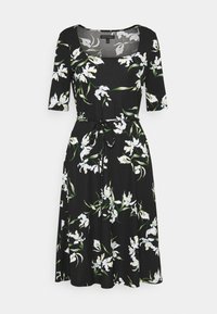 Czarna midi sukienka w biało-zielony kwiatowy wzór, z półrękawami, kwadratowym dekoltem i paskiem w talii.