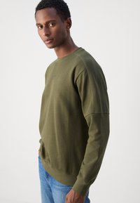 INDICODE JEANS Ikdienas džemperis - olive