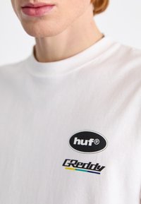HUF GREDDY TEE - Apdrukāts T-krekls - white
