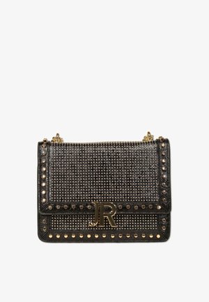 Borsa nera con superficie testurizzata decorata con borchie, un logo dorato "JR" e una tracolla a catena per il trasporto.