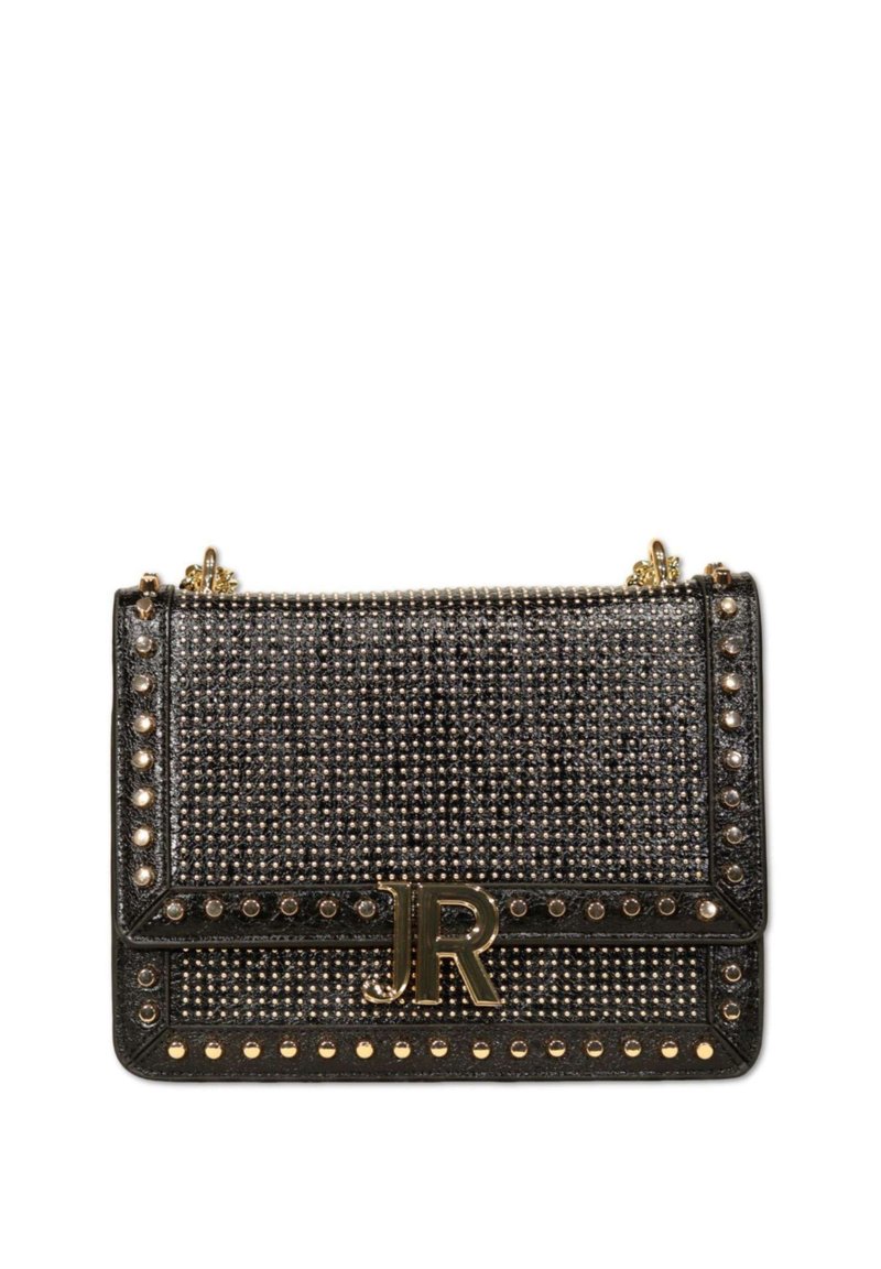 Borsa nera con superficie testurizzata decorata con borchie, un logo dorato "JR" e una tracolla a catena per il trasporto.