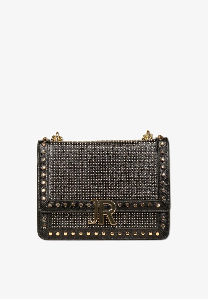 Borsa nera con superficie testurizzata decorata con borchie, un logo dorato "JR" e una tracolla a catena per il trasporto.