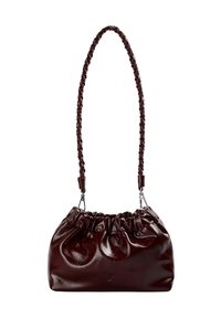 Bolso de mano de cuero burdeos con una correa trenzada, diseño de parte superior fruncida y textura brillante. Incluye acentos de hardware en tono plateado.