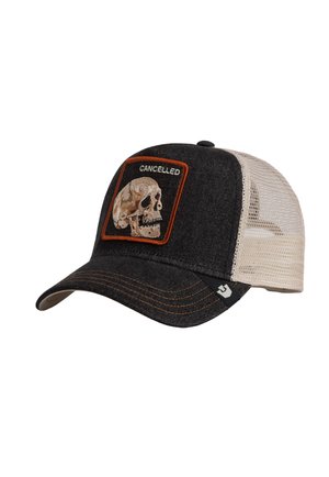 Gorra tipo camionero con malla negra y beige, visera con costuras naranjas y parche bordado en el frente con una calavera y la palabra "CANCELADO".