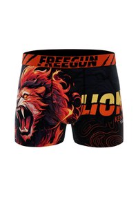 Boxers courts noirs pour hommes avec un graphique de lion rugissant enflammé, une ceinture "FREEGUN" orange, et un texte "LION" orange-jaune sur le côté droit à l'avant.