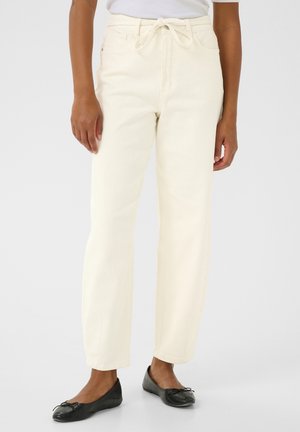 Jean crème, taille haute avec une coupe décontractée et une ceinture à cordon, doté d'une texture lisse et d'ourlets nets.