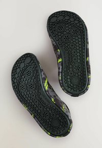 Fekete talp, textúrált tapadással, szürke és élénk zöld árnyalatokban pompázó színes felsőrész, foltos mintával.