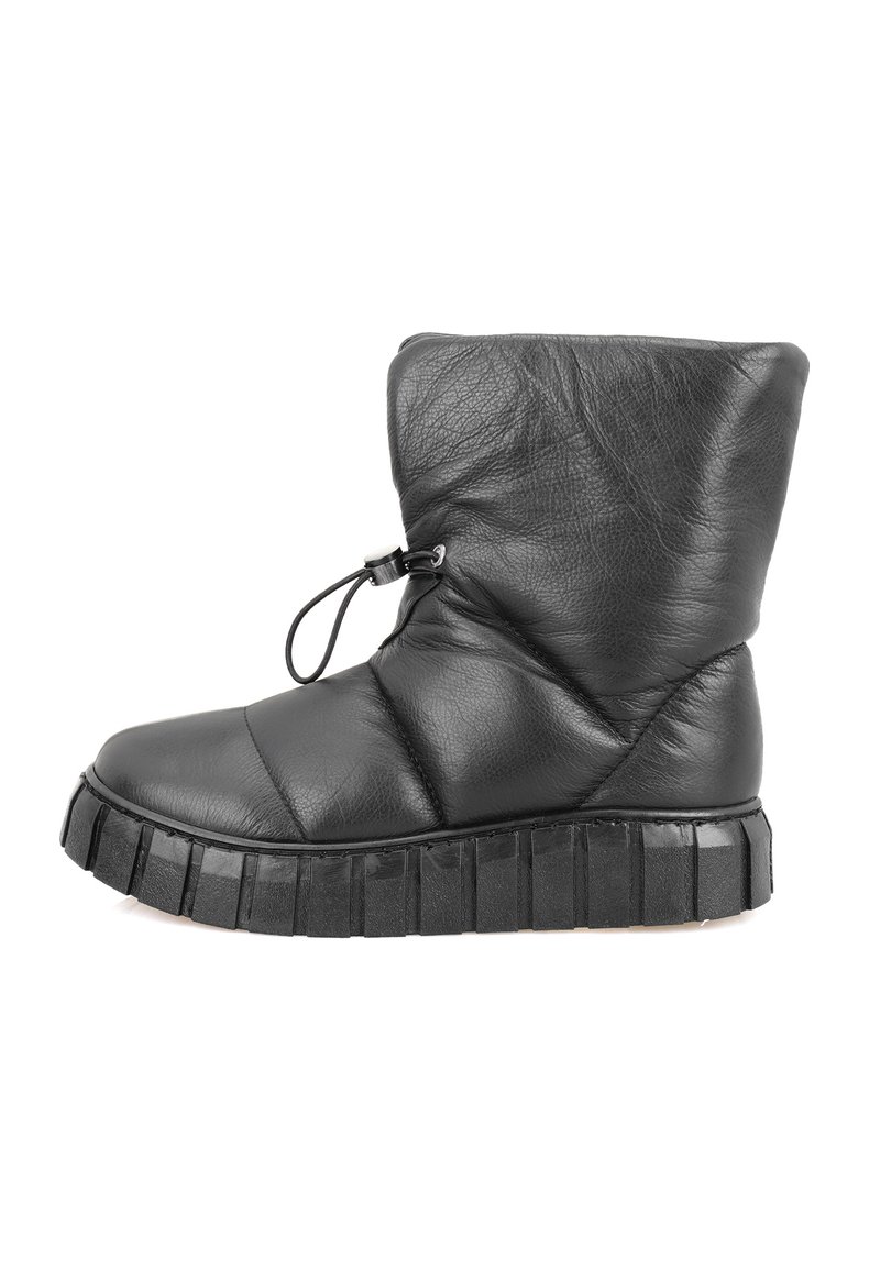 Zwarte leren enkelboot met een geborduurd ontwerp, ronde neus en een dikke, grofgeribde zool. Voorzien van een trekkoord bij de enkel voor aanpassing.