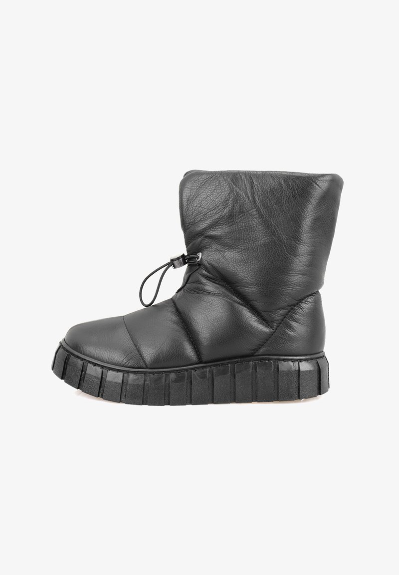 Zwarte leren enkelboot met een geborduurd ontwerp, ronde neus en een dikke, grofgeribde zool. Voorzien van een trekkoord bij de enkel voor aanpassing.